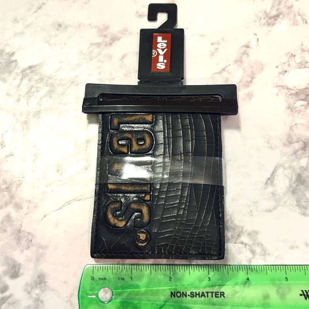 NWT Levi’s Black Leather Distressed Wallet Men’s